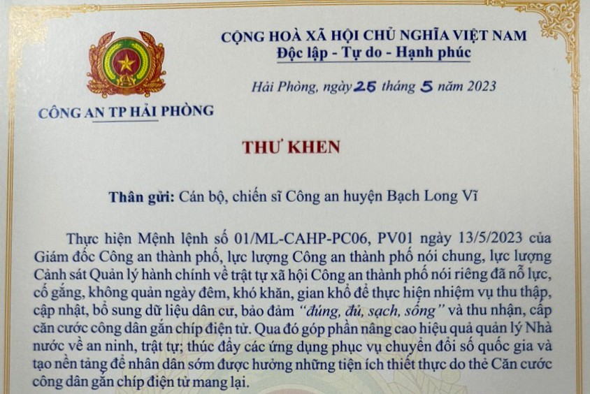 Thiếu tướng Vũ Thanh Chương - Giám đốc Công an thành phố gửi thư khen Công an huyện Bạch Long Vỹ